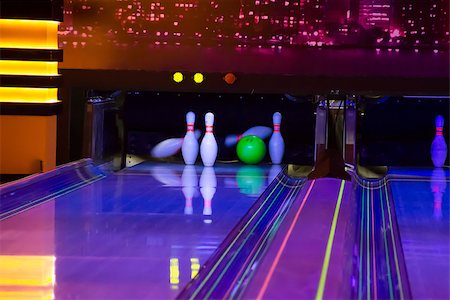 Ball does strike on ten pin bowling in skittle-ground Stock Photo - Budget Royalty-Free & Subscription, Code: 400-07444751