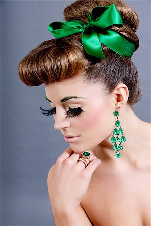 simsearch:400-04107736,k - brunette woman with green jewelery and accssesoires on grey background Stock Photo - Budget Royalty-Free & Subscription, Code: 400-07445389