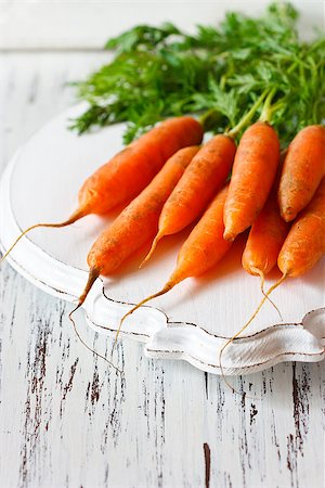 simsearch:400-04277065,k - Fresh organic kitchen garden carrots on vintage wooden plate close-up. Stockbilder - Microstock & Abonnement, Bildnummer: 400-07445540
