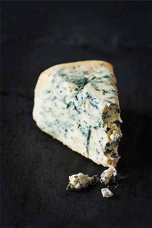 simsearch:400-06741554,k - Delicious blue cheese on a black background close-up. Foto de stock - Royalty-Free Super Valor e Assinatura, Número: 400-07445543