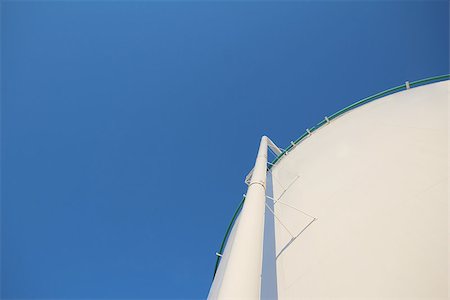 Oil storage tank and blue sky at refinery Foto de stock - Super Valor sin royalties y Suscripción, Código: 400-07446208