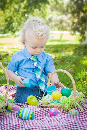 paille (décoration) - Cute Little Boy Enjoying His Easter Eggs on Picnic Blanket Outside in the Park. Photographie de stock - Aubaine LD & Abonnement, Code: 400-07449458