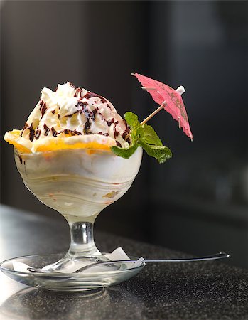 simsearch:400-06700951,k - Photo dessert ice cream sundaes decorated in a saucer Stock Photo - Budget Royalty-Free & Subscription, Code: 400-07449683