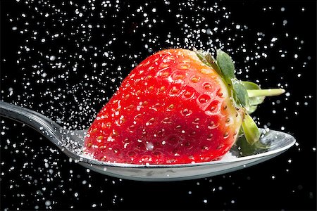 Strawberry on a spoon with sugar pouring over it. Foto de stock - Royalty-Free Super Valor e Assinatura, Número: 400-07450056