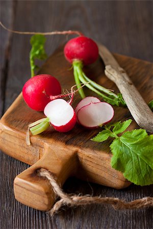 simsearch:400-07422782,k - Fresh radish and old knife on wooden cutting board. Photographie de stock - Aubaine LD & Abonnement, Code: 400-07450533
