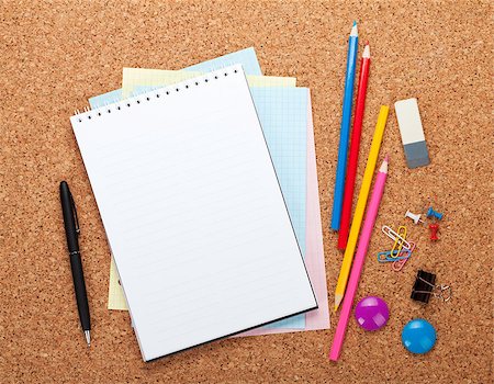 simsearch:400-07481880,k - Blank notepad on cork wood notice board with office supplies Fotografie stock - Microstock e Abbonamento, Codice: 400-07465171