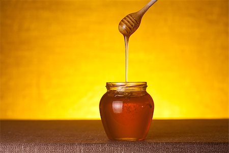 simsearch:400-06640106,k - Honey jar with wooden dipper, studio shot Stock Photo - Budget Royalty-Free & Subscription, Code: 400-07465491