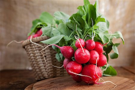 Vegetable background. Fresh radish on wood Foto de stock - Super Valor sin royalties y Suscripción, Código: 400-07465802