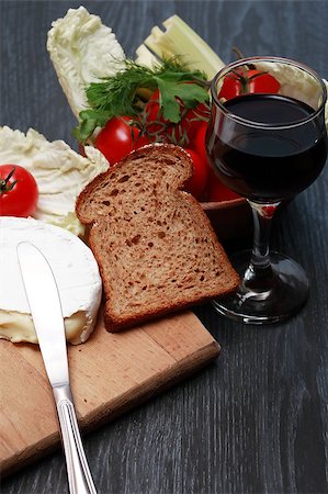 Camembert and knife on cutting board near vegetables and wine Stock Photo - Budget Royalty-Free & Subscription, Code: 400-07466151