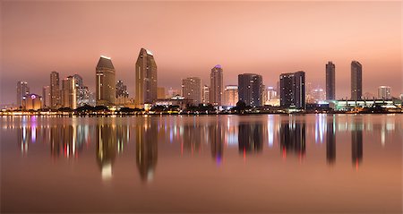 Downtown San Diego skyline water reflection midnight Foto de stock - Super Valor sin royalties y Suscripción, Código: 400-07466221