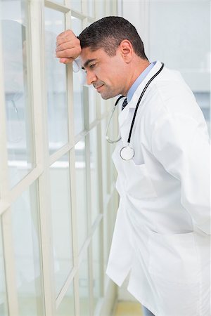 simsearch:649-06829838,k - Side view of a thoughtful male doctor standing in the hospital Fotografie stock - Microstock e Abbonamento, Codice: 400-07466749