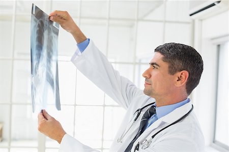 simsearch:400-07269643,k - Side view of a male doctor examining xray in the hospital Fotografie stock - Microstock e Abbonamento, Codice: 400-07466775