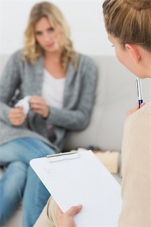 psicólogo - Therapist holding clipboard and listening to patient at therapy session Foto de stock - Royalty-Free Super Valor e Assinatura, Número: 400-07467005