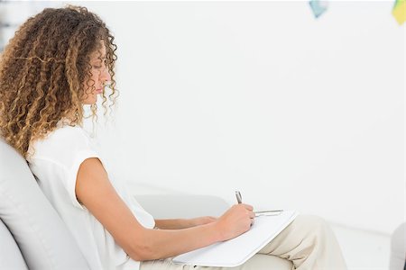 simsearch:400-06932746,k - Therapist taking notes on clipboard sitting on couch at therapy session Foto de stock - Super Valor sin royalties y Suscripción, Código: 400-07467028