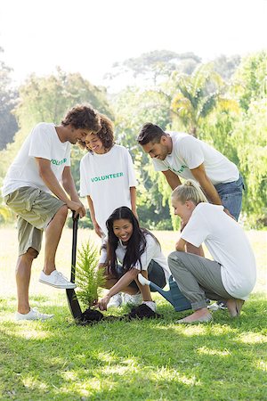 simsearch:400-07273325,k - Group of smiling volunteers planting in park Foto de stock - Royalty-Free Super Valor e Assinatura, Número: 400-07467638