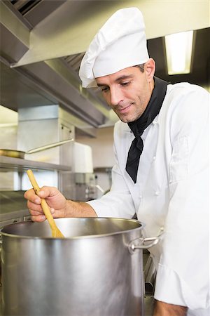 simsearch:400-07468062,k - Side view of a male chef preparing food in the kitchen Stockbilder - Microstock & Abonnement, Bildnummer: 400-07468097