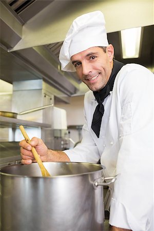 simsearch:400-07468062,k - Side view portrait of a male chef preparing food in the kitchen Stockbilder - Microstock & Abonnement, Bildnummer: 400-07468098