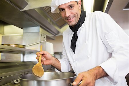 simsearch:400-07468062,k - Side view portrait of a male chef preparing food in the kitchen Stockbilder - Microstock & Abonnement, Bildnummer: 400-07468099