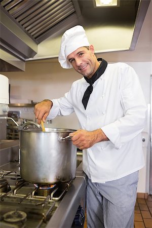 simsearch:400-07468062,k - Portrait of a male chef preparing food in the kitchen Stockbilder - Microstock & Abonnement, Bildnummer: 400-07468105