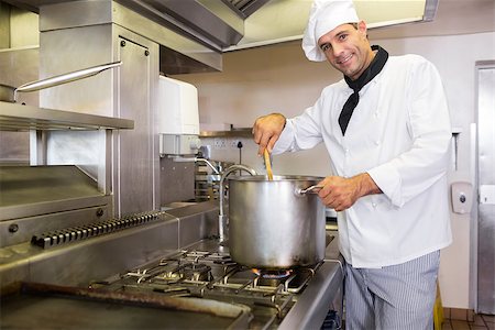simsearch:400-07468062,k - Portrait of a smiling male chef preparing food in the kitchen Stockbilder - Microstock & Abonnement, Bildnummer: 400-07468106