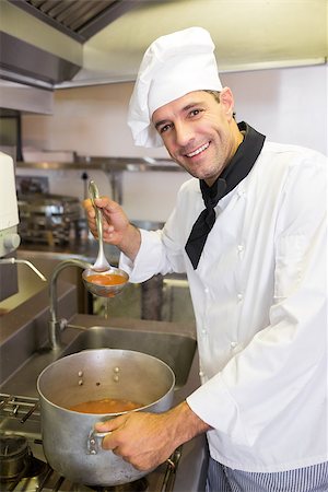 simsearch:400-07468062,k - Portrait of a smiling male chef preparing food in the kitchen Stockbilder - Microstock & Abonnement, Bildnummer: 400-07468108