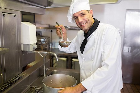 simsearch:400-07468062,k - Portrait of a smiling male chef preparing food in the kitchen Stockbilder - Microstock & Abonnement, Bildnummer: 400-07468110