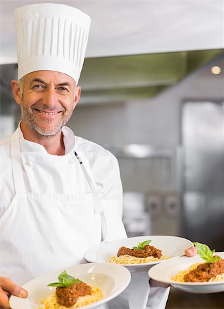 simsearch:400-07468062,k - Portrait of a confident male chef with cooked food standing in the kitchen Stockbilder - Microstock & Abonnement, Bildnummer: 400-07468221