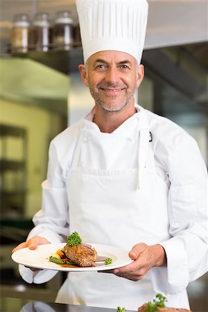 simsearch:400-07468062,k - Portrait of a confident male chef with cooked food standing in the kitchen Stockbilder - Microstock & Abonnement, Bildnummer: 400-07468234