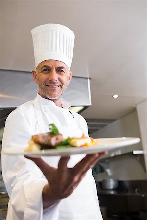 simsearch:400-07468062,k - Portrait of a confident male chef with cooked food standing in the kitchen Stockbilder - Microstock & Abonnement, Bildnummer: 400-07468239