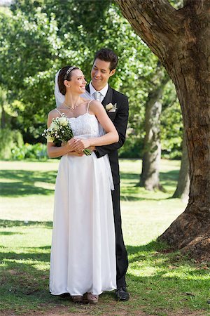 simsearch:400-07473236,k - Full length of newly wed couple looking at each other while standing in park Stockbilder - Microstock & Abonnement, Bildnummer: 400-07468517