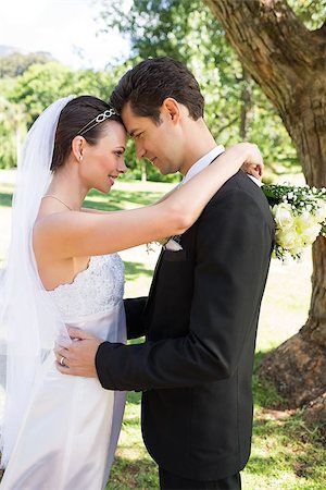 simsearch:400-07473236,k - Profile shot of loving bride and groom embracing in garden Stockbilder - Microstock & Abonnement, Bildnummer: 400-07468526