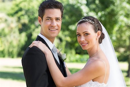 simsearch:400-07473236,k - Portrait of bride and groom smiling together in garden Stockbilder - Microstock & Abonnement, Bildnummer: 400-07468527