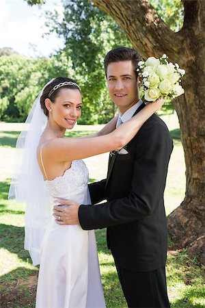 simsearch:400-07473236,k - Portrait of young bride and groom embracing in garden Stockbilder - Microstock & Abonnement, Bildnummer: 400-07468523