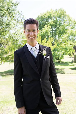 Portrait of smiling groom in tuxedo standing at garden Foto de stock - Super Valor sin royalties y Suscripción, Código: 400-07468563