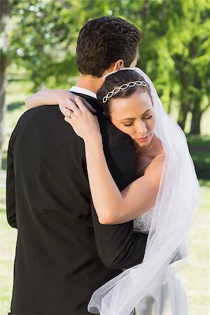 simsearch:400-07473236,k - Young bride embracing groom on wedding day in garden Stockbilder - Microstock & Abonnement, Bildnummer: 400-07468578