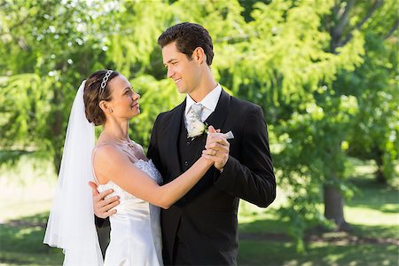 simsearch:400-07473236,k - Young bride and groom couple dancing on wedding day Stockbilder - Microstock & Abonnement, Bildnummer: 400-07468570