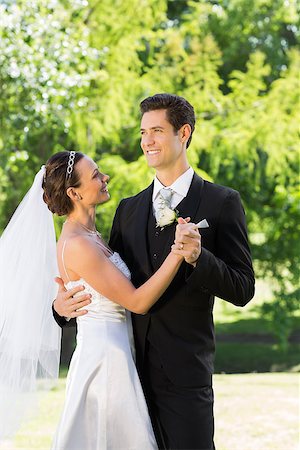 simsearch:400-07473236,k - Young newly wed couple dancing on wedding day Stockbilder - Microstock & Abonnement, Bildnummer: 400-07468571