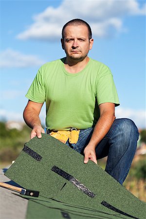 simsearch:400-05674138,k - Worker holding  bitumen roof shingles on top of building - kneeling Foto de stock - Super Valor sin royalties y Suscripción, Código: 400-07461501