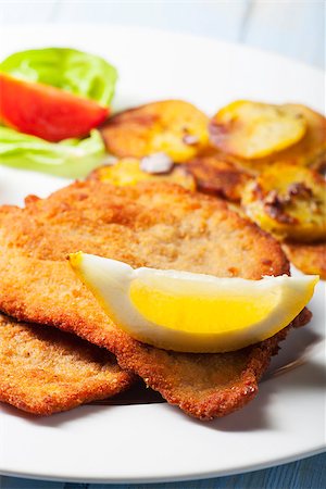 wiener schnitzel with roasted potatoes Photographie de stock - Aubaine LD & Abonnement, Code: 400-07461604