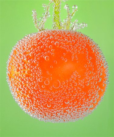 simsearch:400-07113791,k - A fresh organic tomato immersed in mineral water on green background Foto de stock - Royalty-Free Super Valor e Assinatura, Número: 400-07462479