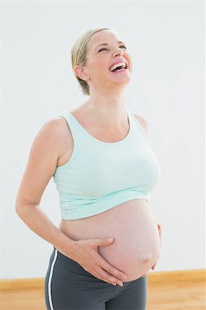 simsearch:400-06690931,k - Blonde pregnant woman laughing in a fitness studio Fotografie stock - Microstock e Abbonamento, Codice: 400-07474454