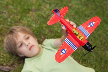 simsearch:400-07474903,k - Young boy playing with a toy plane at the park Foto de stock - Super Valor sin royalties y Suscripción, Código: 400-07474904