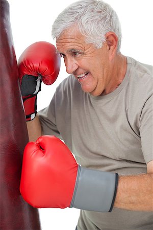simsearch:693-07455847,k - Portrait of a determined senior boxer over white background Stockbilder - Microstock & Abonnement, Bildnummer: 400-07476349