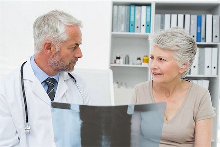 simsearch:400-07778150,k - Male doctor explaining x-ray to senior patient in the medical office Stock Photo - Budget Royalty-Free & Subscription, Code: 400-07476438