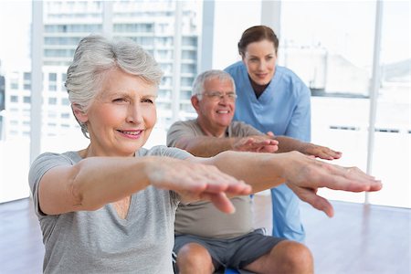 simsearch:400-07335332,k - Female therapist assisting senior couple with exercises in the medical office Fotografie stock - Microstock e Abbonamento, Codice: 400-07476650