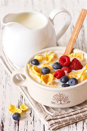 simsearch:400-04416748,k - Corn flake cereal with milk and berries for breakfast. Stock Photo - Budget Royalty-Free & Subscription, Code: 400-07477639