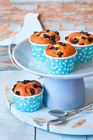 simsearch:400-08735386,k - Delicious homemade blueberry muffins on a blue cake ctand. Foto de stock - Super Valor sin royalties y Suscripción, Código: 400-07477642