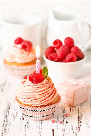 simsearch:400-07462728,k - Sweet raspberry cupcakes witn birthday candle. Stockbilder - Microstock & Abonnement, Bildnummer: 400-07477659