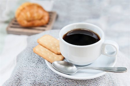 simsearch:400-07477800,k - Coffee with bread or cookies for breakfast. Fotografie stock - Microstock e Abbonamento, Codice: 400-07477798