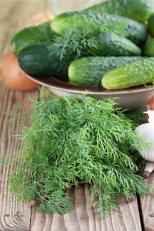 simsearch:400-06391712,k - Bowl with fresh cucumbers, dill, garlic, onion, bay leaf and allspice â?? ingredients for pickle making Photographie de stock - Aubaine LD & Abonnement, Code: 400-07478017
